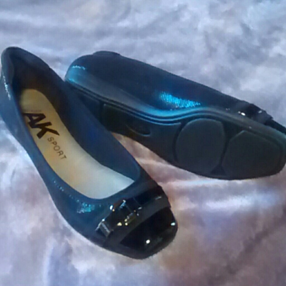 AK Sport black flats